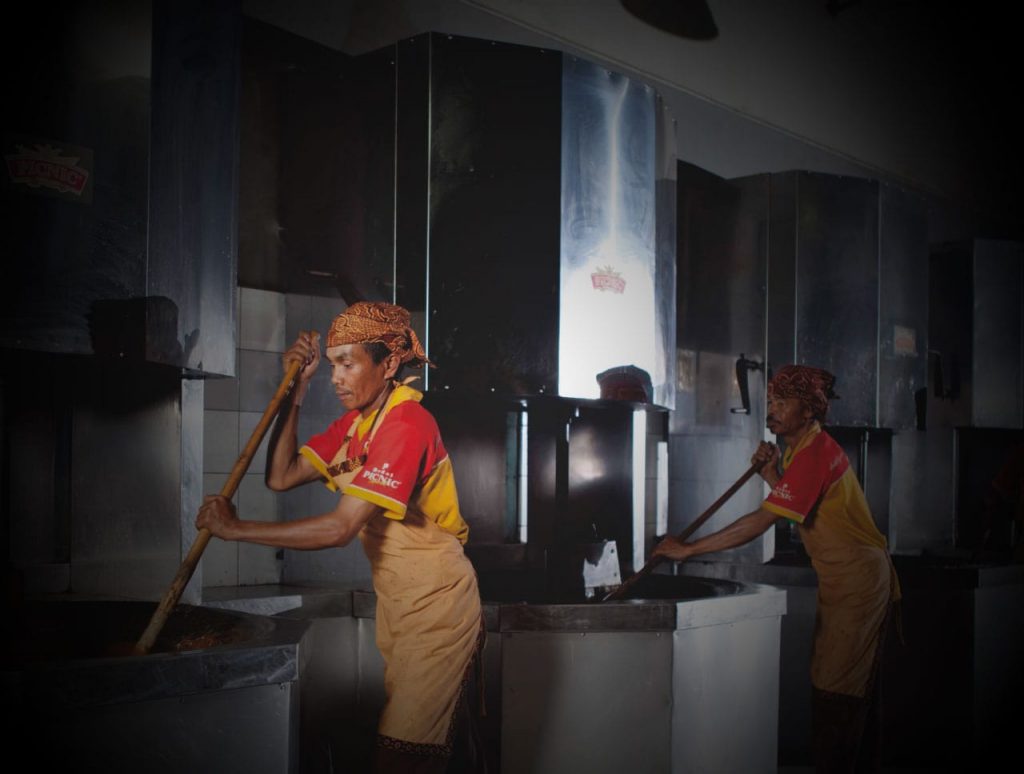 Dodol Picnic Garut - Proses Pengocekan Dodol